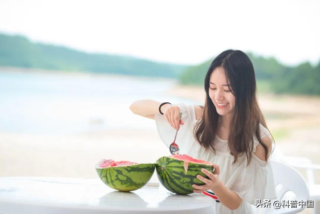 夏日必吃！冰镇西瓜怎么吃更放心？