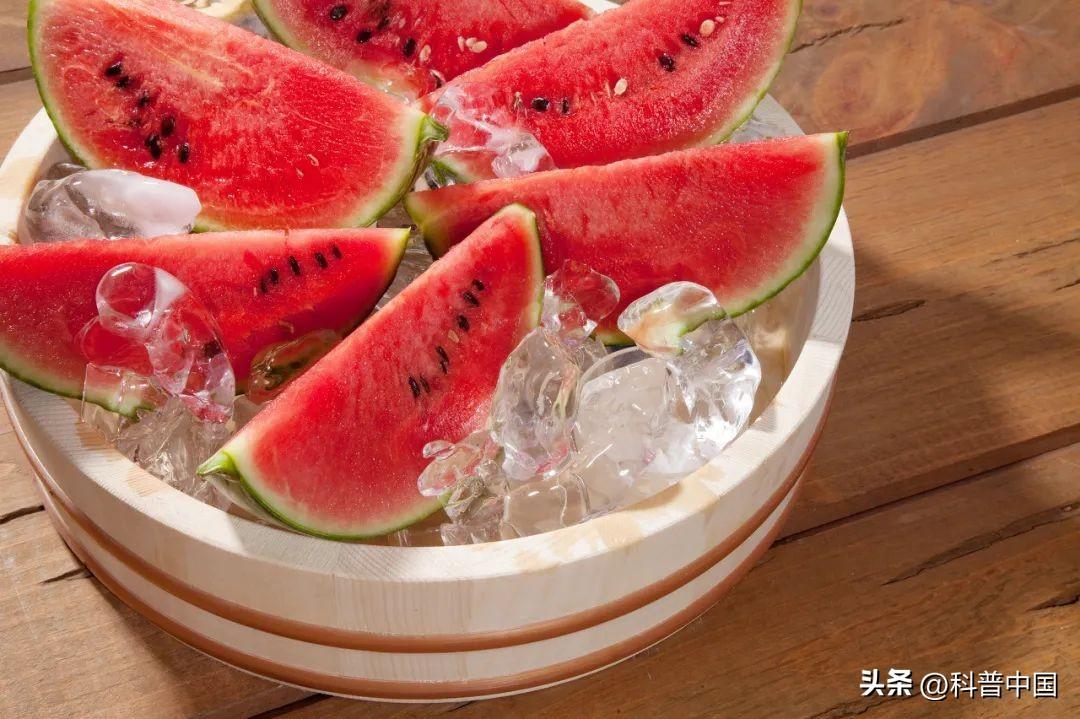 夏日必吃！冰镇西瓜怎么吃更放心？